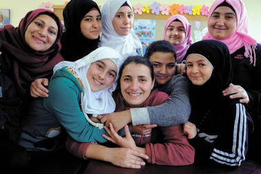 En Líbano el 30% de la población es refugiada siria. Más de 500.000 niños y niñas en edad escolar han huido del país, de los cuales se estima que 402.000 se encuentran en el grupo de edad escolar básica (entre 3 y 14 años) y 100.000 menores, en el grupo de edad de la escuela secundaria (entre 15 y 18 años).
