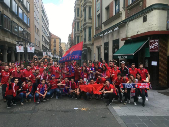 Aficionados navarros tiñeron de rojo las calles de la localidad castellano-.leonesa horas antes dle decisivo choque entre Real Valladolid y C.A. Osasuna.