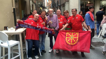 Aficionados navarros tiñeron de rojo las calles de la localidad castellano-.leonesa horas antes dle decisivo choque entre Real Valladolid y C.A. Osasuna.