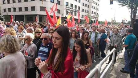 La manifestación está llegando a la plaza Príncipe de Viana, mientras sigue saliendo gente del lugar donde se ha iniciado, en el paseo de Sarasate.
