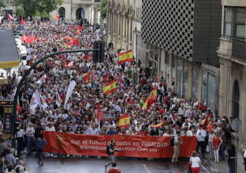 Fotos de la manifestación contra la política lingüística del Gobierno de Navarra celebrada este sábado en Pamplona.