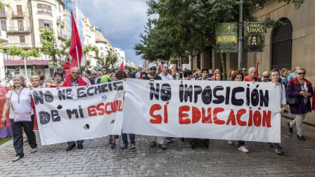 Fotos de la manifestación contra la política lingüística del Gobierno de Navarra celebrada este sábado en Pamplona.