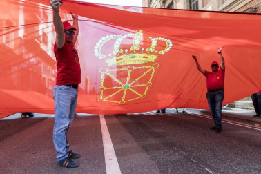 Fotos de la manifestación contra la política lingüística del Gobierno de Navarra celebrada este sábado en Pamplona.