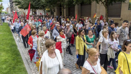 Fotos de la manifestación contra la política lingüística del Gobierno de Navarra celebrada este sábado en Pamplona.