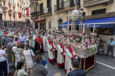 Procesión por las calles de Pamplona con motivo de la celebración del Corpus Christi.