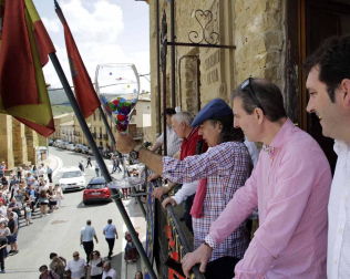 El municipio de la Zona Media de Navarra acogió este domingo el XX Día del Rosado, que contó con visitas guiadas, cata de vinos y una degustación.