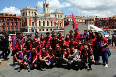 Fotos de los seguidores de Osasuna en las horas previas al partido contra el Valladolid.