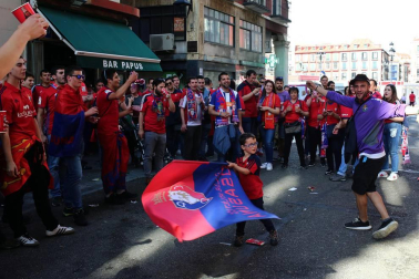 Fotos de los seguidores de Osasuna en las horas previas al partido contra el Valladolid.
