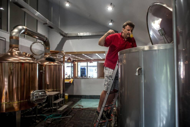 Miles de turistas se ven atraídos por la apuesta por el senderismo y la cerveza tradicional en la Ruta de la Cerveza de la Bohemia checa.
