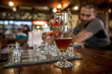 Miles de turistas se ven atraídos por la apuesta por el senderismo y la cerveza tradicional en la Ruta de la Cerveza de la Bohemia checa.