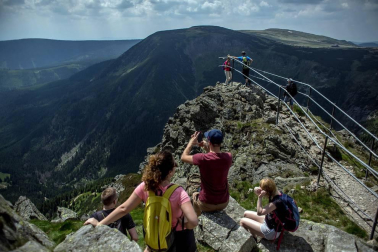 Miles de turistas se ven atraídos por la apuesta por el senderismo y la cerveza tradicional en la Ruta de la Cerveza de la Bohemia checa.