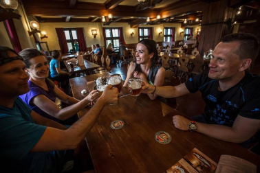Miles de turistas se ven atraídos por la apuesta por el senderismo y la cerveza tradicional en la Ruta de la Cerveza de la Bohemia checa.