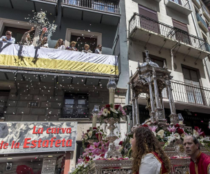 Procesión por las calles de Pamplona con motivo de la celebración del Corpus Christi.