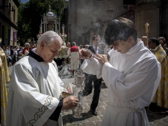 Procesión por las calles de Pamplona con motivo de la celebración del Corpus Christi.