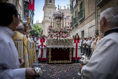 Procesión por las calles de Pamplona con motivo de la celebración del Corpus Christi.
