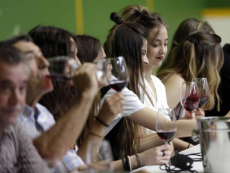 El municipio de la Zona Media de Navarra acogió este domingo el XX Día del Rosado, que contó con visitas guiadas, cata de vinos y una degustación.