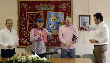 El municipio de la Zona Media de Navarra acogió este domingo el XX Día del Rosado, que contó con visitas guiadas, cata de vinos y una degustación.