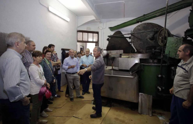 El municipio de la Zona Media de Navarra acogió este domingo el XX Día del Rosado, que contó con visitas guiadas, cata de vinos y una degustación.