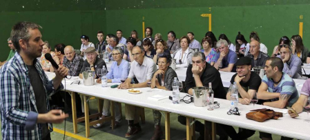 El municipio de la Zona Media de Navarra acogió este domingo el XX Día del Rosado, que contó con visitas guiadas, cata de vinos y una degustación.