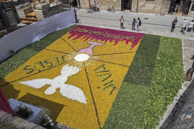 En Estella, la devoción se expresó con una alfombra floral inspirada en un diseño de Jesús María Ayúcar