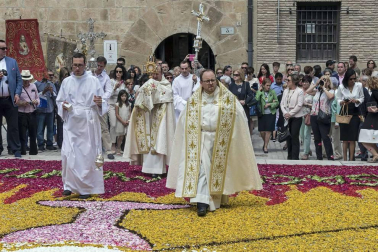 En Estella, la devoción se expresó con una alfombra floral inspirada en un diseño de Jesús María Ayúcar