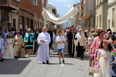 En Estella, la devoción se expresó con una alfombra floral inspirada en un diseño de Jesús María Ayúcar