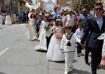 En Estella, la devoción se expresó con una alfombra floral inspirada en un diseño de Jesús María Ayúcar