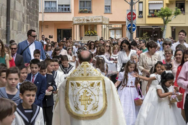 En Estella, la devoción se expresó con una alfombra floral inspirada en un diseño de Jesús María Ayúcar