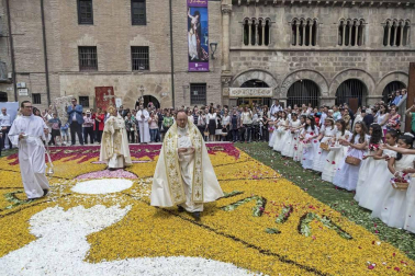 En Estella, la devoción se expresó con una alfombra floral inspirada en un diseño de Jesús María Ayúcar