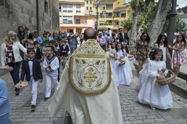 En Estella, la devoción se expresó con una alfombra floral inspirada en un diseño de Jesús María Ayúcar