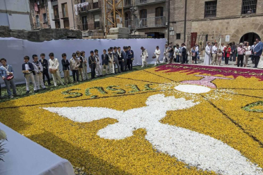 En Estella, la devoción se expresó con una alfombra floral inspirada en un diseño de Jesús María Ayúcar