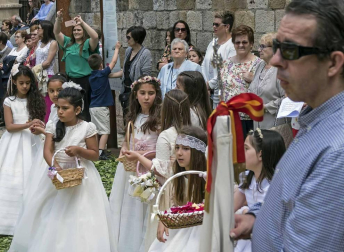 En Estella, la devoción se expresó con una alfombra floral inspirada en un diseño de Jesús María Ayúcar