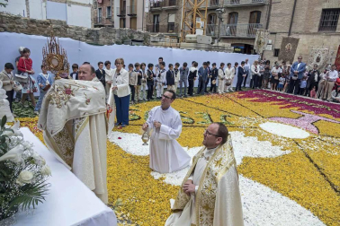 En Estella, la devoción se expresó con una alfombra floral inspirada en un diseño de Jesús María Ayúcar