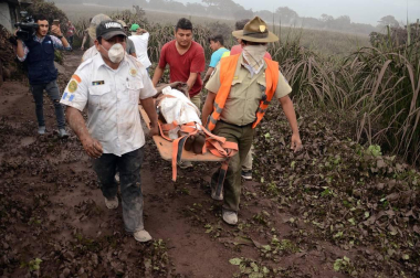 Cerca de 1,7 millones de personas se han visto afectadas por la erupción del volcán que ha causado al menos 25 muertos.