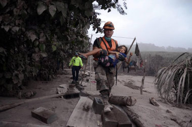 Cerca de 1,7 millones de personas se han visto afectadas por la erupción del volcán que ha causado al menos 25 muertos.