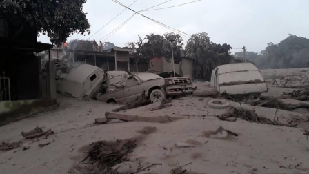 Cerca de 1,7 millones de personas se han visto afectadas por la erupción del volcán que ha causado al menos 25 muertos.