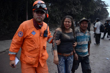 Cerca de 1,7 millones de personas se han visto afectadas por la erupción del volcán que ha causado al menos 25 muertos.