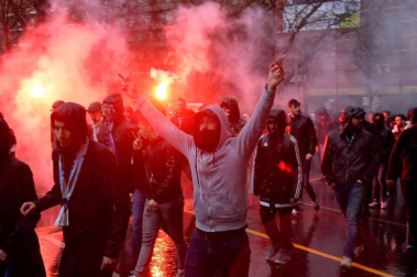 a Ertzaintza ha detenido a tres hinchas del Olympique de Marsella por protagonizar los incidentes en el interior del campo de fútbol de San Mamés en los que han resultado heridos dos vigilantes jurados, uno de ellos en el cuello tras ser atacado con un arma blanca
