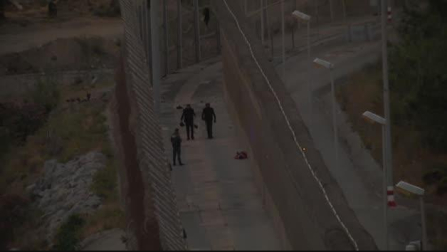 Dos heridos graves en un nuevo salto masivo de la valla de Ceuta