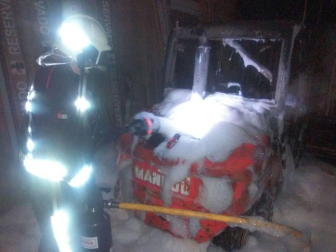 Han aparecido varias pintadas y se ha incendiado una máquina elevadora utilizada para transportar las piezas del vallado