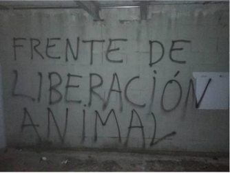 Han aparecido varias pintadas y se ha incendiado una máquina elevadora utilizada para transportar las piezas del vallado
