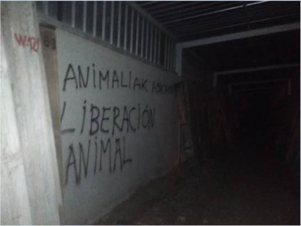 Han aparecido varias pintadas y se ha incendiado una máquina elevadora utilizada para transportar las piezas del vallado