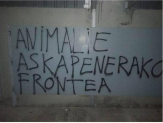Han aparecido varias pintadas y se ha incendiado una máquina elevadora utilizada para transportar las piezas del vallado
