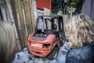Han aparecido varias pintadas y se ha incendiado una máquina elevadora utilizada para transportar las piezas del vallado