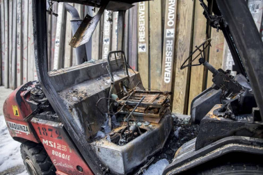 Han aparecido varias pintadas y se ha incendiado una máquina elevadora utilizada para transportar las piezas del vallado