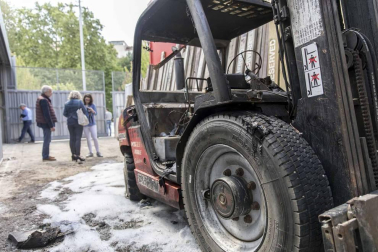Han aparecido varias pintadas y se ha incendiado una máquina elevadora utilizada para transportar las piezas del vallado