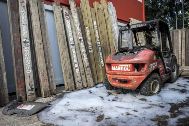 Han aparecido varias pintadas y se ha incendiado una máquina elevadora utilizada para transportar las piezas del vallado