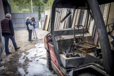 Han aparecido varias pintadas y se ha incendiado una máquina elevadora utilizada para transportar las piezas del vallado