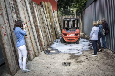 Han aparecido varias pintadas y se ha incendiado una máquina elevadora utilizada para transportar las piezas del vallado
