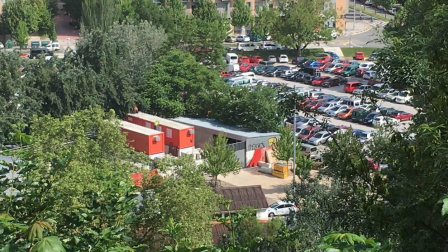 Han aparecido varias pintadas y se ha incendiado una máquina elevadora utilizada para transportar las piezas del vallado